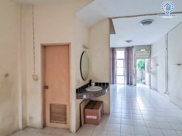 ทาวน์โฮมมือสองย่านกรุงเทพฯ ม.บ้านริมสวน ดอนเมือง เนื้อที่ 19.1 ตร.ว. ฟังก์ชัน 3 ห้องนอน 3 ห้องน้ำ 1 ที่จอดรถ บ้านพร้อมอยู่ แถมฟรี! 3 เครื่องปรับอากาศ เข้า-ออกได้หลายเส้นทาง ถ.แจ้งวัฒนะ ถ.สรงประภา ถ.กำแพงเพชร 6 ใกล้ทางด่วน "ดอนเมืองโทลล์เวย์" และรถไฟฟ้าสายสีแดง "สถานีดอนเมือง"...